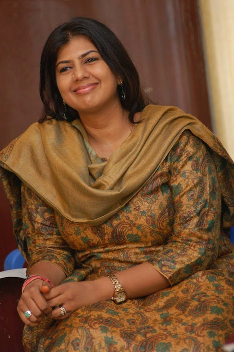 tv anchor swarnamalya actress pics